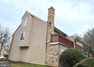 Building Photo - 214 Carriage Ct