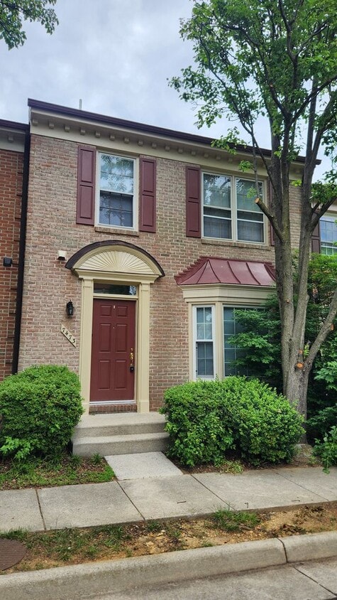 Primary Photo - Spacious Townhome in Kingstowne