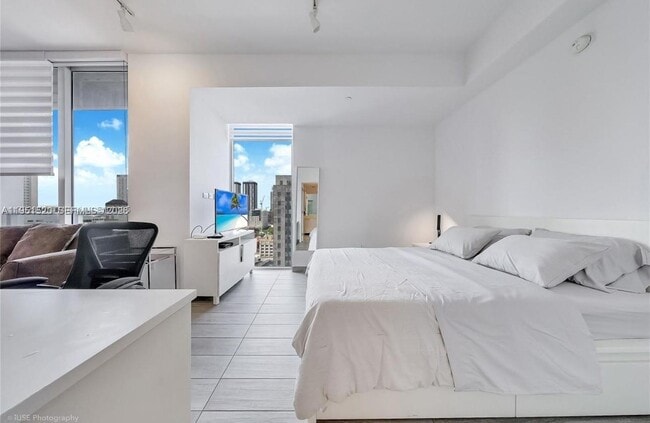 Photo - 151 Southeast 1st Street Apt #1706, Miami, FL 33131 - 1 BR 1 BA condo