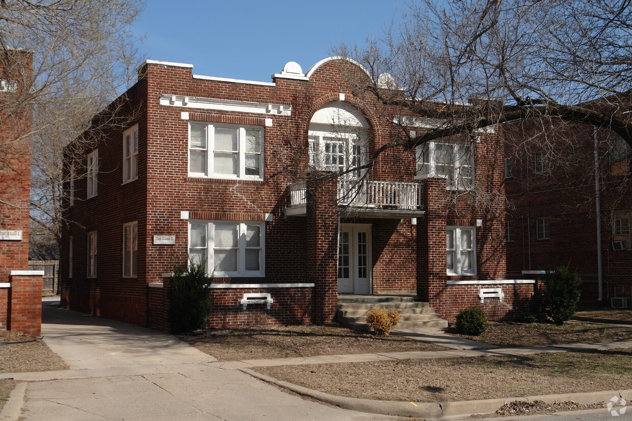 Primary Photo - 220 S Kansas St
