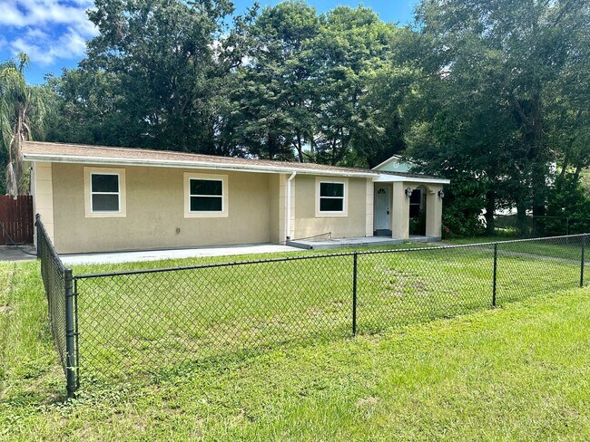 Building Photo - Large Renovated 4/2 by USF Available Now!