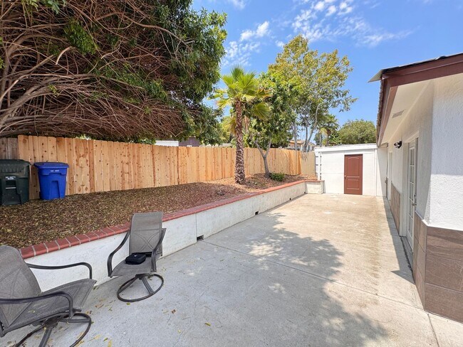 Building Photo - 1335 W Vista Way