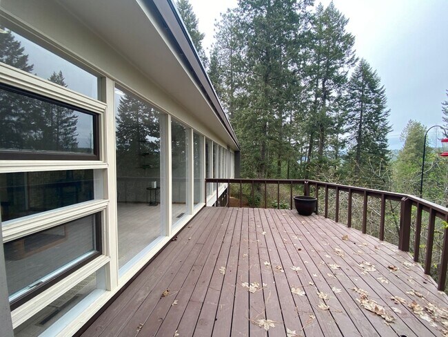 Foto del edificio - Unique View Property 3 bed, 3 bath located...