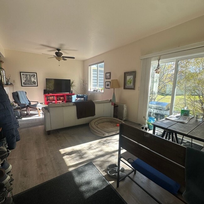 Building Photo - Spacious  3 bedroom 2.5 bathroom townhouse