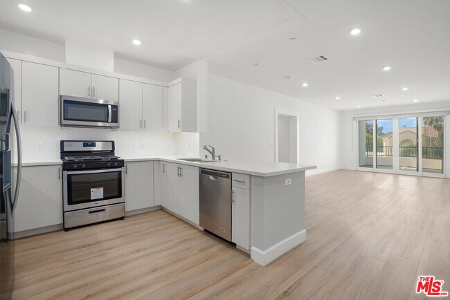 Foto del edificio - 1832 S Barrington Ave