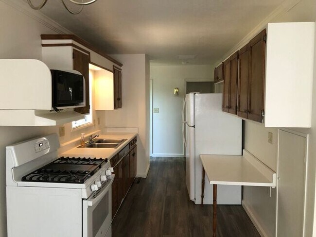 Building Photo - Newly updated 2 Bedroom pet-friendly home ...