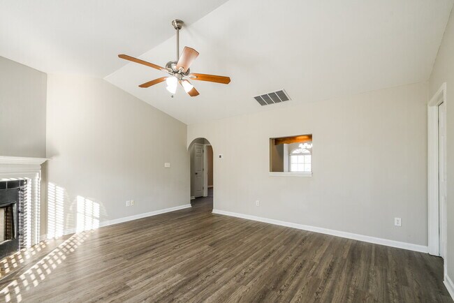 Foto del edificio - 2604 Lullwater Ln