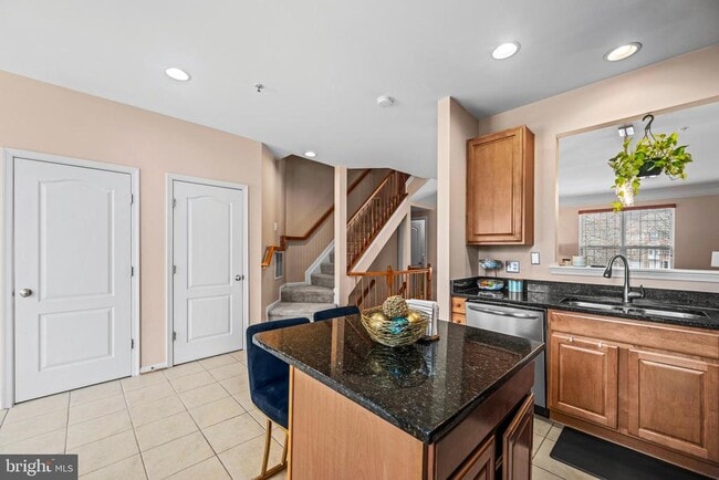 Building Photo - 735 Parev Way