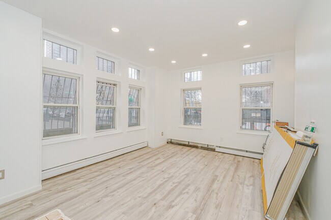 Foto del edificio - 384 Lafayette Ave