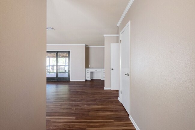 Building Photo - Beautifully Updated 3 Bedroom, 2 Bath Nort...