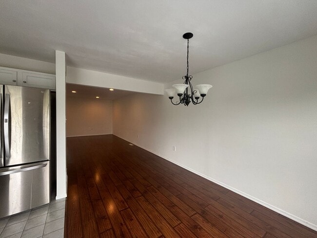 Building Photo - Welcome Home- 3 bedroom 2.5 bath updated a...
