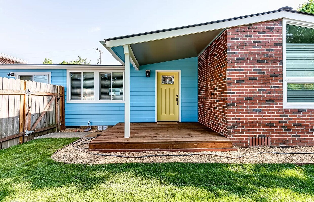Front door - 990 W 18th Ave