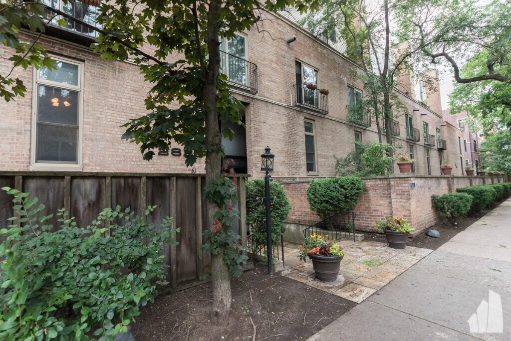 Primary Photo - 2828 N Burling St