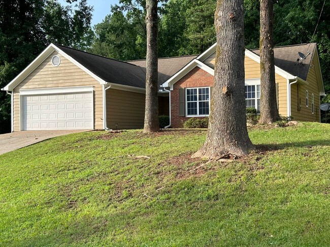 Building Photo - Charming 3 bedroom 2 bath ranch home on a ...