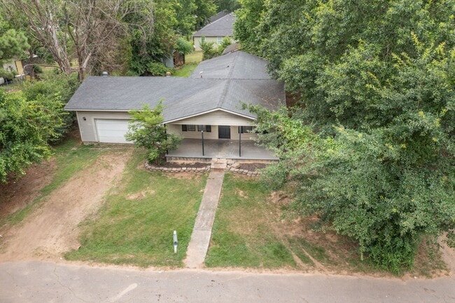 Building Photo - Freshly Renovated 3 Bedroom Home