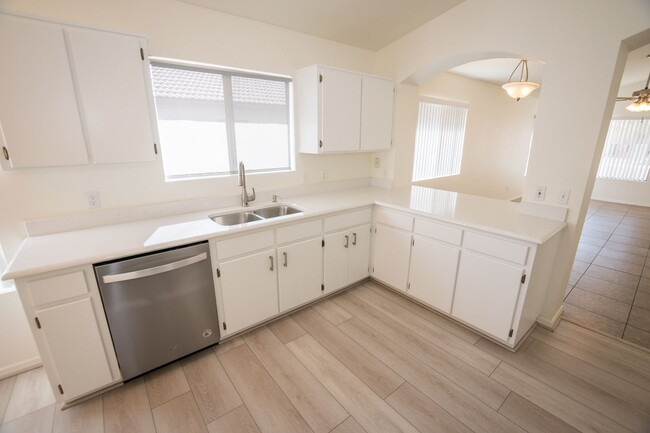 Foto del edificio - Updated and Beautiful Home with 3 Bedroom,...
