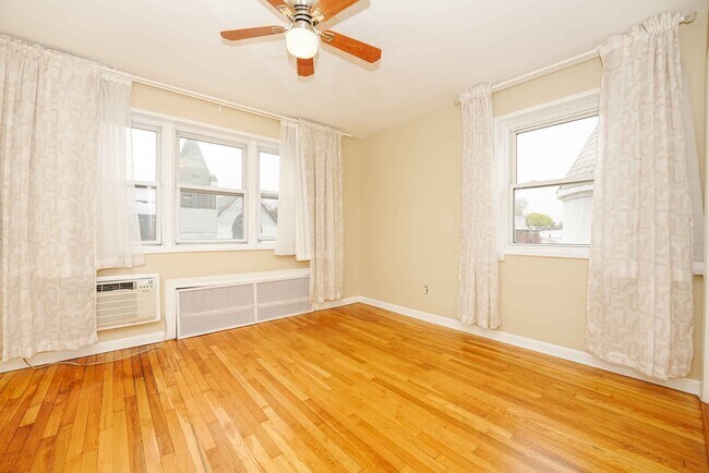 Building Photo - 154 Bowers St