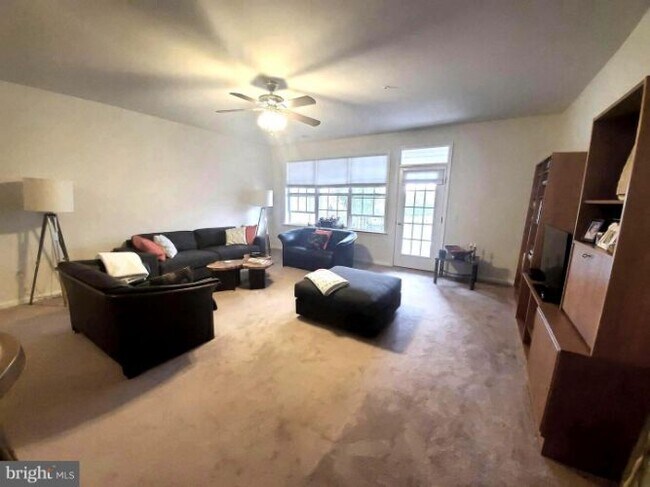 Foto del edificio - 525 Timberlake Dr