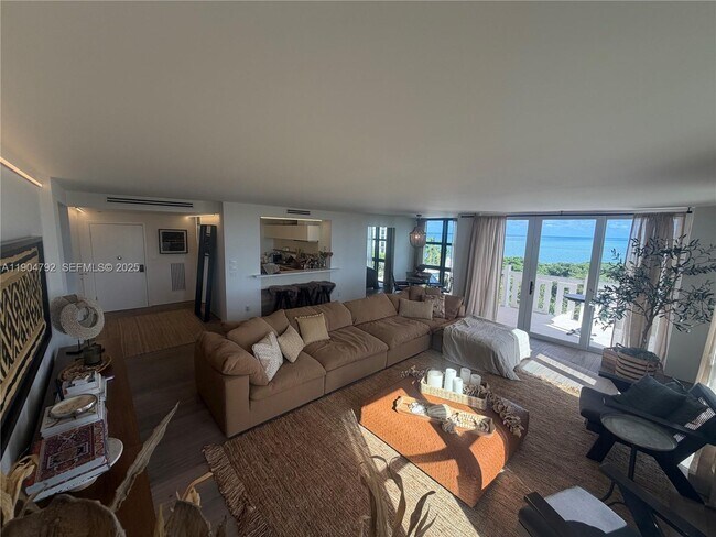 Building Photo - 1121 Crandon Blvd