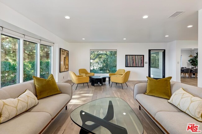 Foto del edificio - 2400 Glendower Ave