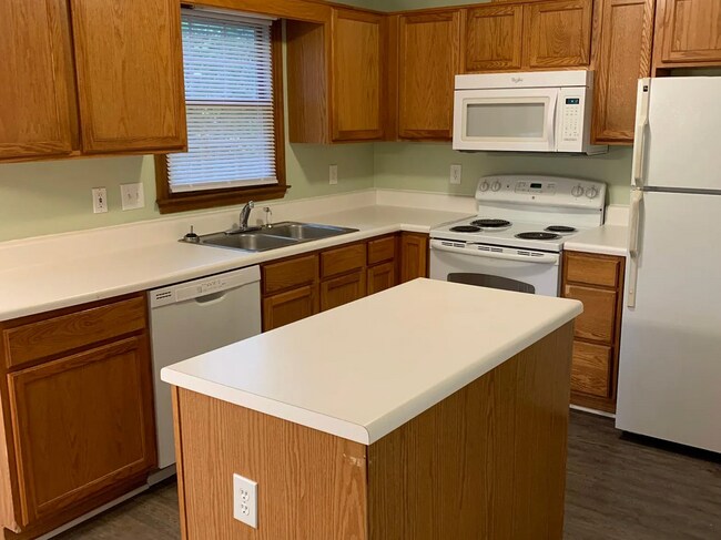 Foto del edificio - Spacious 3-Bedroom Home with Detached Garage – Available Now!