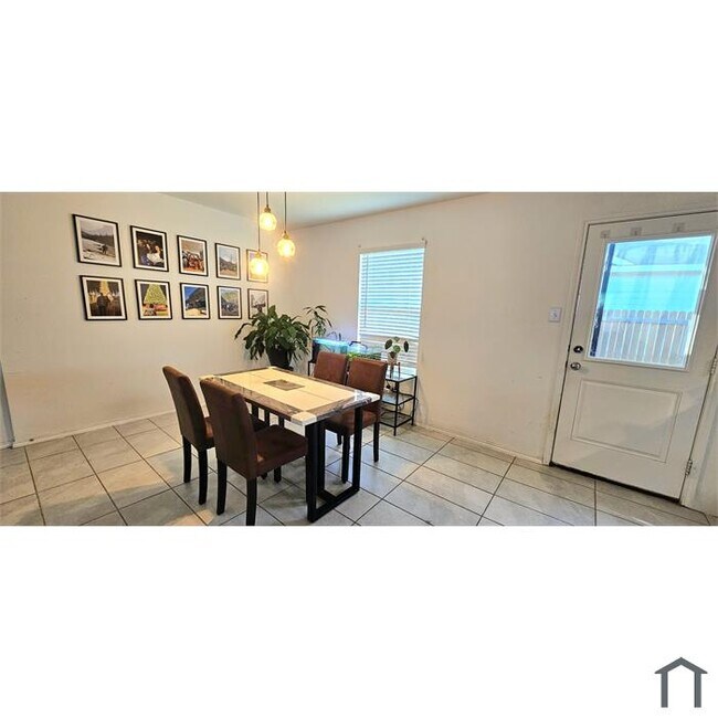 Building Photo - 2704 Slatewood Dr