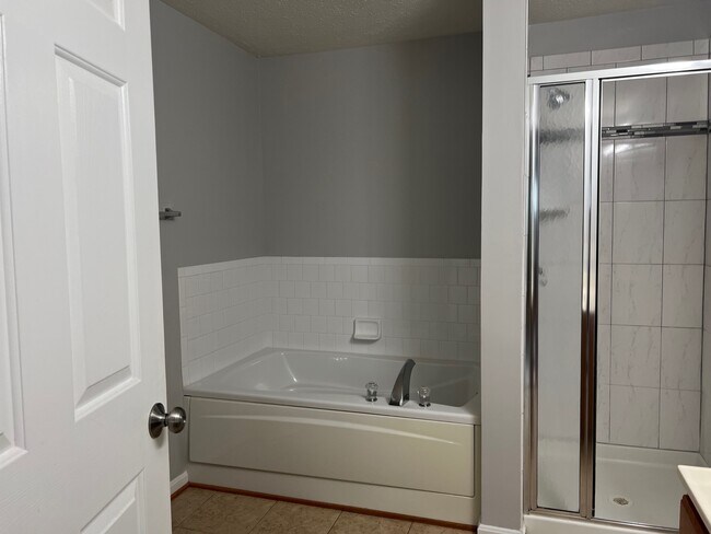 Foto del edificio - 3704 Excalibur Ct