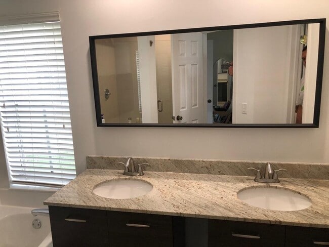 Foto del edificio - 920 Savannah Falls Dr