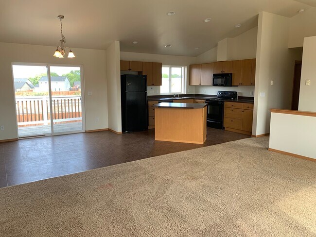 Building Photo - Large Home for Rent in Currier Creek