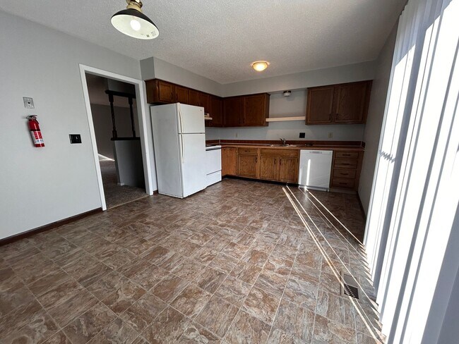 Foto del edificio - Spacious 3 Bedroom, 2 Bath Duplex