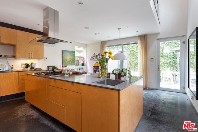 Building Photo - 1917 Alberta Ave