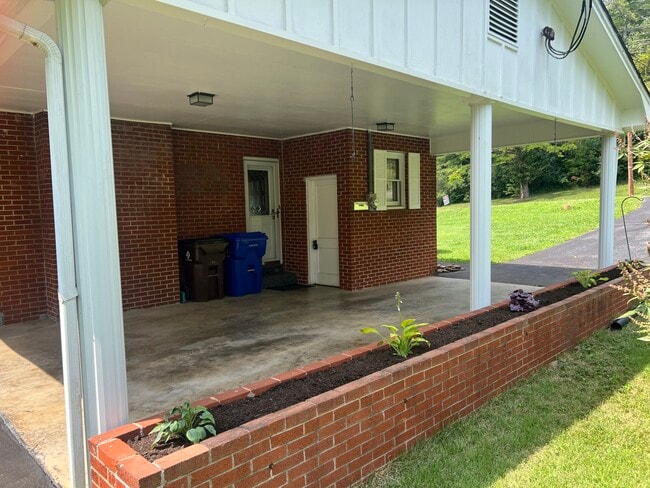 Building Photo - 145 Beverly Cir