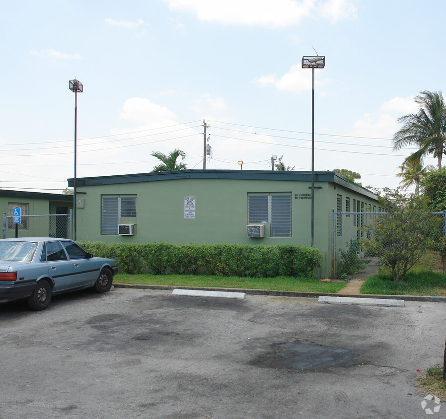 Building Photo - 805-809 NW 10th Ter