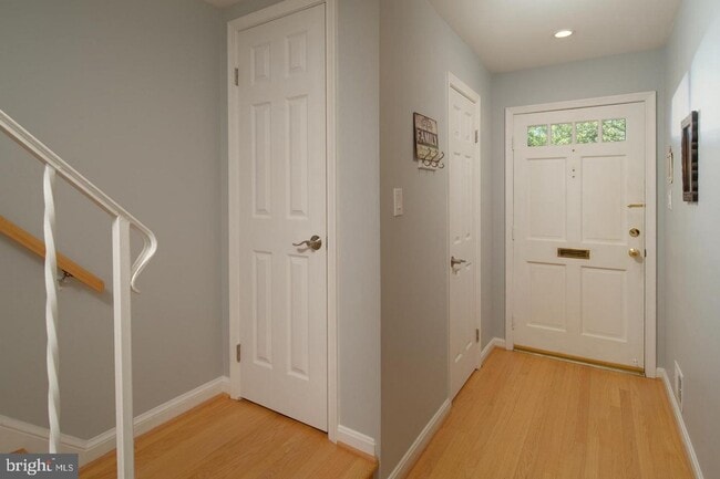 Building Photo - Charming townhome in the heart of McLean !!