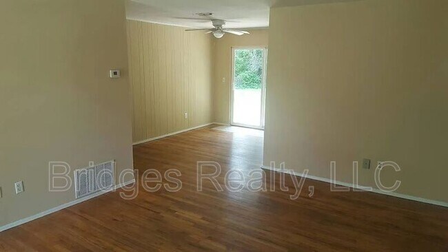 Foto del edificio - 2420 Lennox Rd