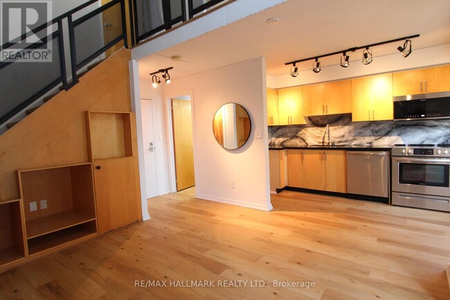 Photo du bâtiment - 800-800 King St W
