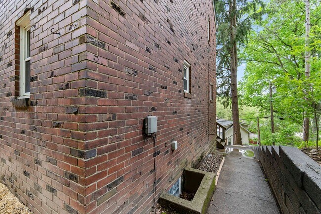 Building Photo - READY FOR MOVE IN! Don't miss this UPDATED 3-bedroom in Forest Hills!