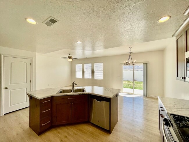 Building Photo - Adorable 3-Bedroom Townhome with 2-Car Gar...