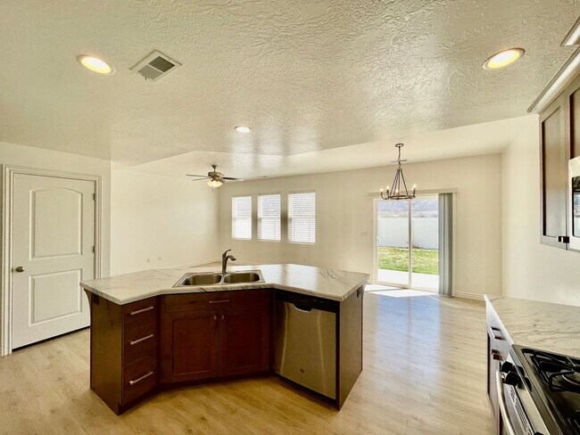 Foto del edificio - Adorable 3-Bedroom Townhome with 2-Car Gar...