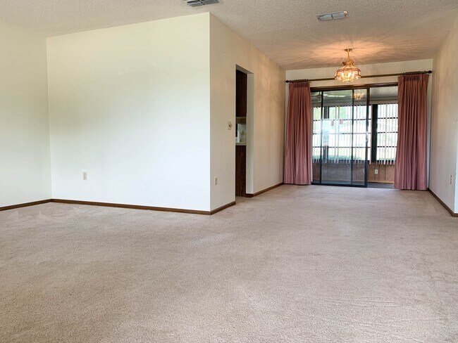 Building Photo - 10081 SW 95th Ave