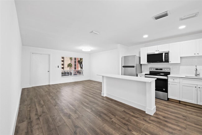 Building Photo - 1100 Crystal Lake Dr