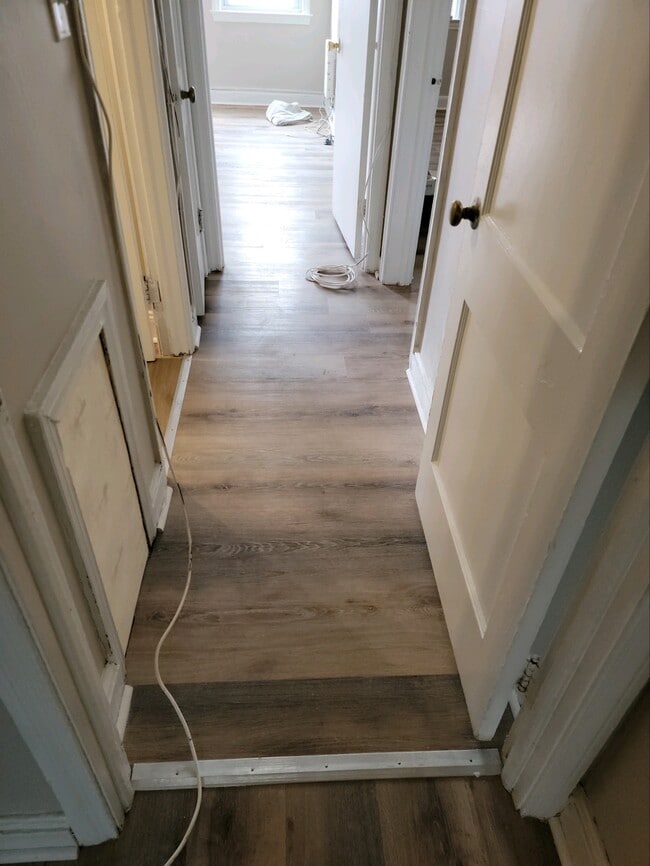 Pisos y pintura nuevos - 20 Elsmere Blvd