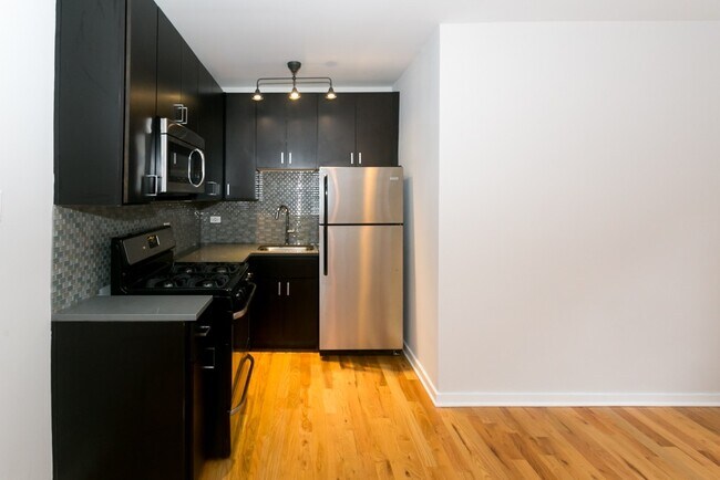 Foto del edificio - 2402 N Kedzie Blvd