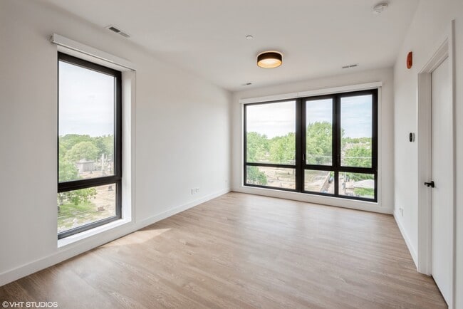 Building Photo - 1236 W Lawrence Ave