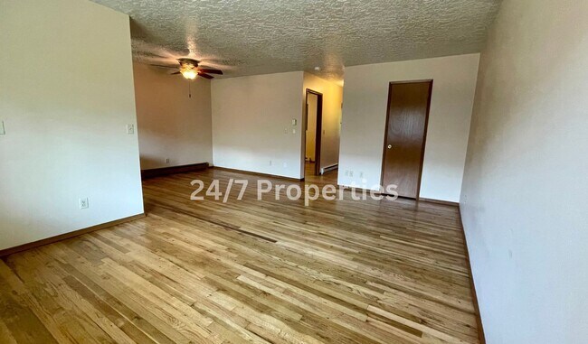 Foto del edificio - 1BD I 1BA Apartment - Downtown Sellwood