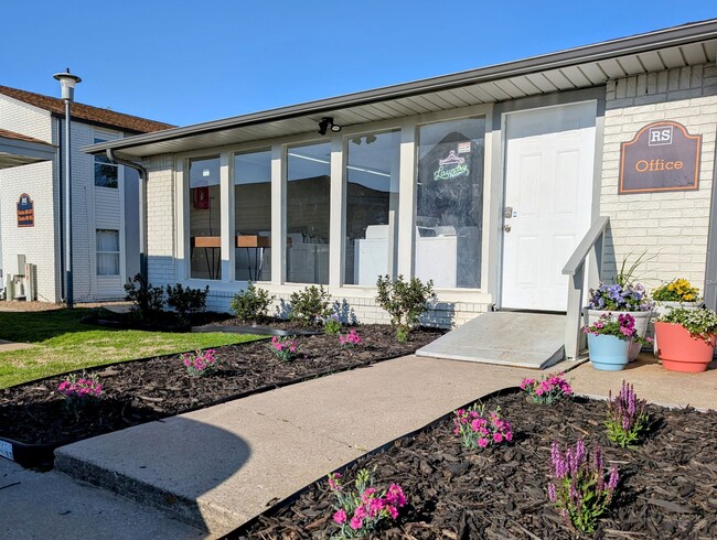Foto del edificio - Ramsey Square: 1 & 2 Bedroom Apartments wi...