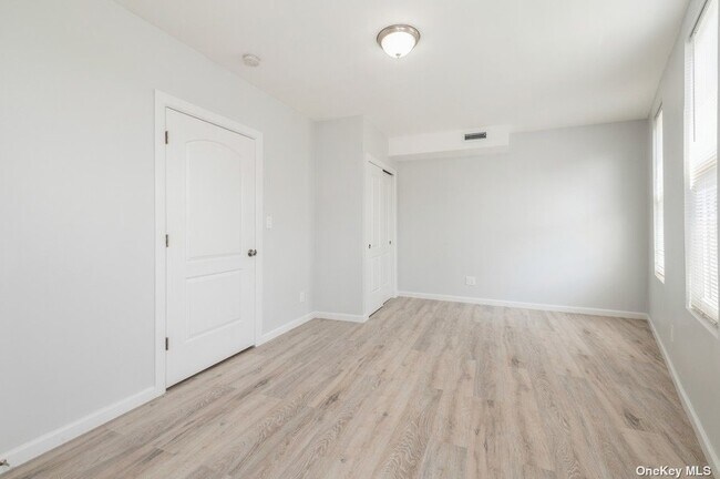 Building Photo - 200-05 Hollis Ave