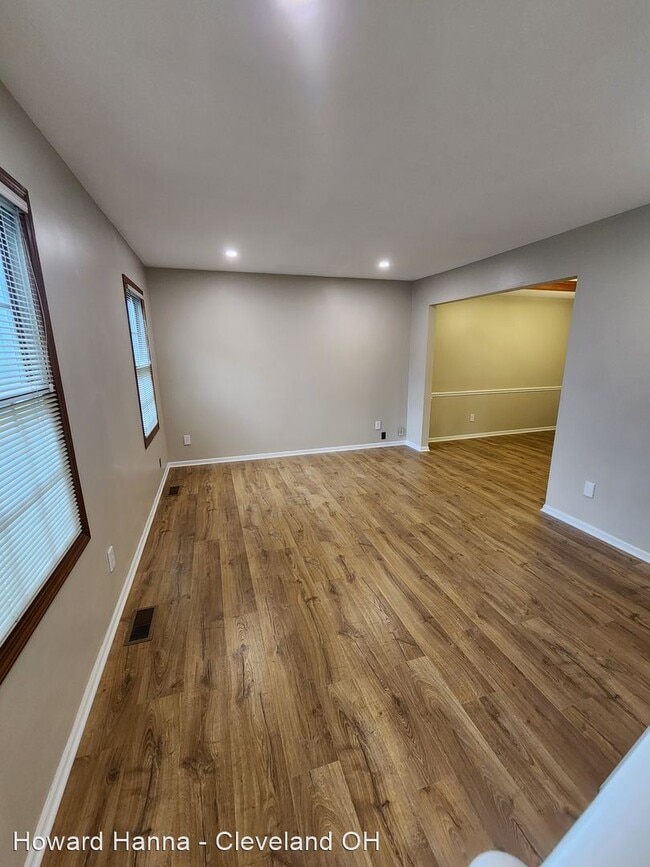 Building Photo - 4 br, 2.5 bath House - 33121 Pettibone Road