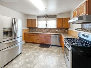 Building Photo - 716 7th Ave