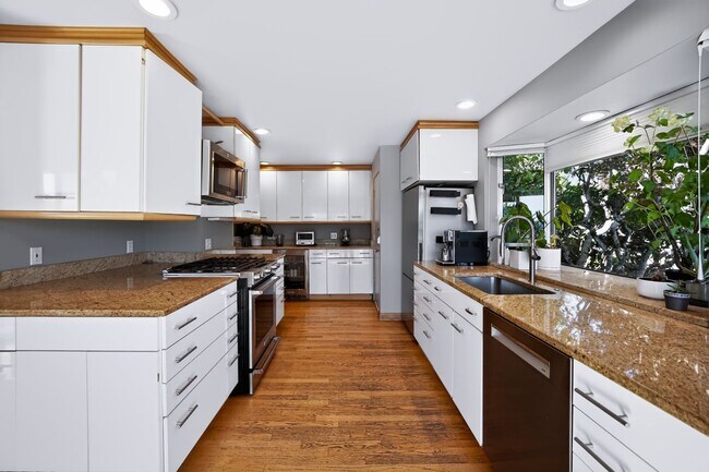 Building Photo - Midcentury Home In Hawthorne Hills-Quiet Neighborhood with Scenic views Minutes from UW